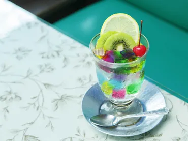 京都「喫茶ソワレ」のカラフルなゼリーポンチ。青い光に包まれるロマンティックな世界へ