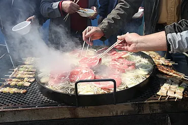 満開の桜の下でジンギスカン !? 羊の肉を食べながらの ゛お花見゛ が北海道流 !!(季節・暮らしの話題 2016年04月29日) 