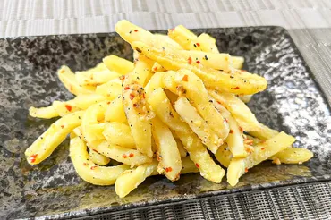 セブン、冷凍の『フライドポテト』が激ウマになるアレンジ ゛とある商品゛を加えるだけで… – Sirabee