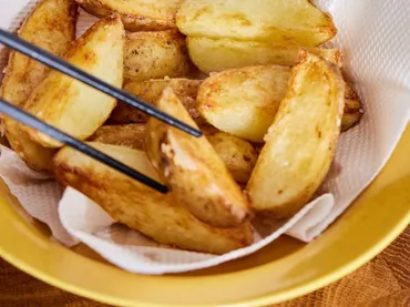 大さじ１杯まぶしてみて！ フライドポテトが『店の味』になる裏ワザが？ – grape グレイプ