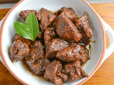 アドボってどんな料理？フィリピンの国民食アドボの秘密を徹底解説！フィリピンの国民食アドボの誕生秘話からアレンジレシピ、味わい、食文化まで