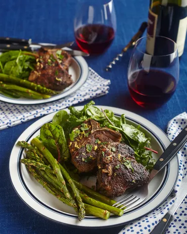 ラムチョップのハーブマリネ アスパラガス、レモン、新キャベツ添え 