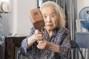 夫を失った後も、子育てしながら寝ずに働いて―― 子供たちのお腹と夢を膨らす「ポン菓子」広めた100歳が伝える゛平和への思い゛ 