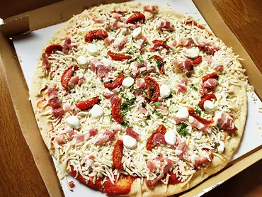 コストコ】食べるたび感動のおいしさ！ 「丸型ピザ パンチェッタ＆モッツァレラ」 