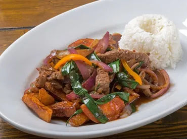 ロモ・サルタードってどんな料理？ペルーの国民的料理の魅力と簡単レシピを紹介！牛肉と野菜の炒め物、ロモ・サルタードの世界