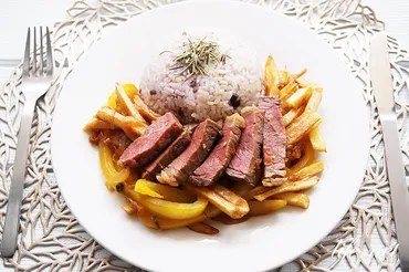 ロモ・サルタードのレシピ。ペルー風牛肉と野菜の醤油炒めの作り方。 