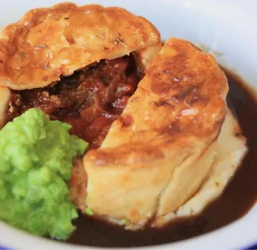 ミートパイの世界：起源からレシピ、オーストラリアの国民食まで？ミートパイ、多様な進化を遂げるパイ料理の世界