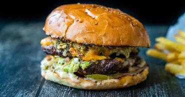 今大人気のアボカド・バーガーの魅力に迫る