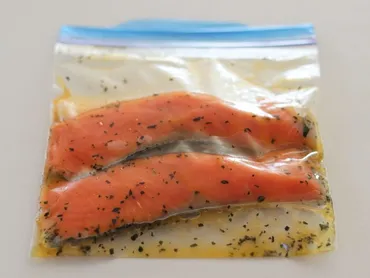 鮭のハーブオイル漬け焼き】ふっくら柔らかい！下味冷凍