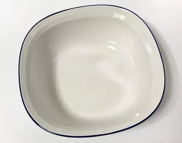 100均の白いボウルに青い縁の『SAIボウルLホワイト』が使いやすいサイズ感！ 