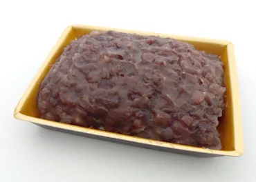 粒餡に埋もれているおはぎ。『シャトレーゼ』の「十勝小豆おはぎ 2個入」。 