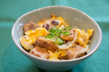 レシピ#244 いつもの親子丼に香ばしさプラスでご飯がススム「鶏の炭火親子丼」 