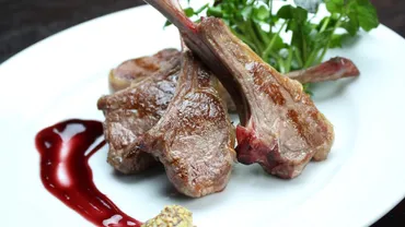 ラムステーキの世界へようこそ！ 美味しいラム肉を最大限に楽しむ方法とは？ラム肉ステーキ徹底ガイド：焼き方、ソース、付け合わせ、アレンジレシピ