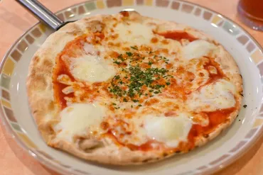 サイゼリヤのマルゲリータピザが変わった！新作「バッファローモッツァレラ」の味はどう違う？ 