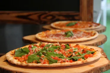 あなたはどっちがお好き？ピザの『ハンドトス』と『クリスピー』の違いや各社の特徴まで！（オリーブオイルをひとまわしニュース）