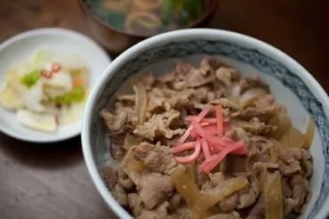 牛丼戦争勃発？すき家値下げに見る外食産業の現状とは？（価格競争？）すき家の値下げが意味するもの：価格競争、多角化、そして未来