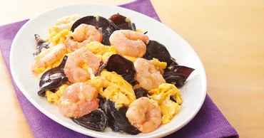 えびときくらげの塩卵炒め