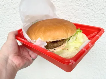 月見はマックだけじゃないよっ！ コメダ珈琲店「フルムーンバーガー」は半熟たまごがちょうどいい＆想像以上にデカかった 