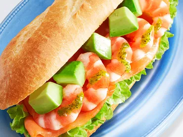 さっぱり美味! ドトールの新作ミラノサンドはアボカド&エビ・サーモン! – 食楽web