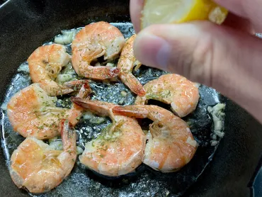 簡単キャンプ飯】ハワイ名物「ガーリックシュリンプ」はヤミツキ必至の美味しさ！ 余ったソースで「ガーリックライス大盛り」も作っちゃいました！ 