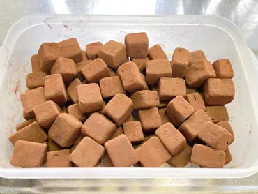 もうバレンタインに間に合わない!!業務スーパーのベルギー産チョコと生クリームを合わせるだけ。牛乳でもできる!電子レンジで簡単に作れてしびれるおいしさの手作り生チョコ!!