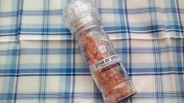 業務スーパーのミル付きヒマラヤピンクソルトが可愛くて美味しい。詰め替え可能なミル容器です