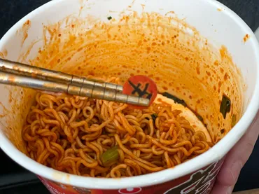 韓国人に聞いた最強の辛ラーメンの食べ方!新発売の「辛ラーメン焼きそば」より断然ウマい゛普通の辛ラーメン焼きそば゛の作り方–ページ–食楽