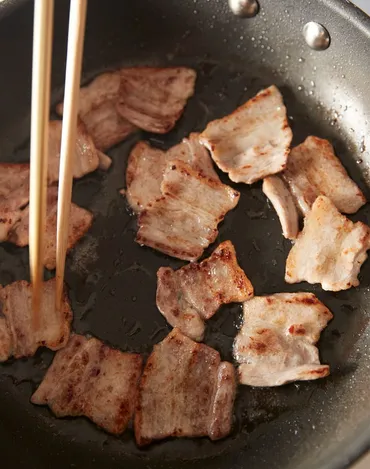 2ページ目）71歳、ひとり暮らしの料理研究家の「肉野菜炒め」レシピ。どんな野菜でも組み合わせ自由。薄切り肉は下ごしらえ不要で時短にも 71歳、 ひとり暮らし。愉しい定食 さっと作ってゆったり味わう