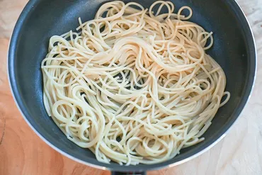 フライパンでパスタをゆでる水の量は?湯切りなしで驚きのもっちり食感