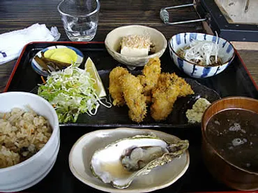 能登の牡蠣はどこで食べられる？ おすすめ牡蠣小屋や市場、料理店を徹底解説？能登の牡蠣料理を堪能！人気店や穴場を巡る