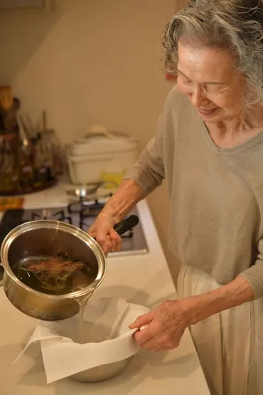 77歳、3世帯7人暮らしの坂井より子さん。家族全員の食事を作り続けるコツとは？6つのルールで献立の悩みを解消 より子さんのレシピ帖