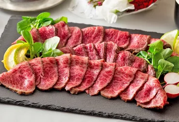 ベストお取り寄せ大賞・総合大賞受賞!創業年余り「近江牛専門店」がつくる「とろ生ローストビーフ」とは