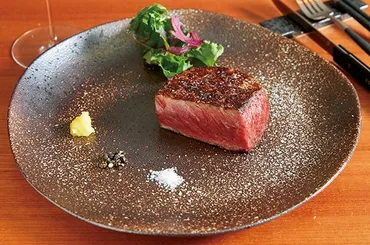 肉好きの聖地゛で、極上の薪焼きステーキを。