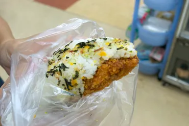 石垣島B級グルメ「オニササ」とは？知念商会の人気と自分で作る楽しさとは？石垣島発祥！おにぎりとササミフライのB級グルメ「オニササ」