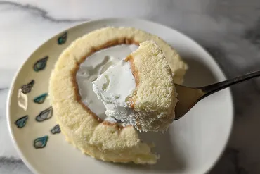 ロールケーキを冷凍のまま食べる派が多数!?保存もできちゃう冷凍の極意は