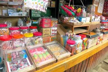 よみがえる昭和の記憶――私たちが大人になっても「駄菓子」を手に取ってしまうワケ 