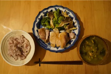 勝間和代さんに倣いヘルシオで焼いただけの鶏肉と野菜で一汁一菜。めちゃくちゃ楽。そしておいしい。 