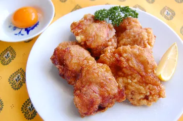 リュウジレシピ】粉を叩いた後に肉をアレにくぐらせると…洪水のような肉汁が♡「肉汁爆弾唐揚げ」に挑戦
