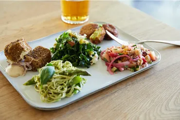 】野菜をもっとおいしくたべよう・・・プラントベース由来の食材だけでつくるデリ惣菜も登場し、春のメニューが一新