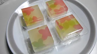 琥珀羹(こはくかん)と琥珀糖(こはくとう)は同じもので、乾燥させたものが干琥珀(かんこはく)。)–