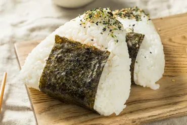 ツナマヨおにぎり腐るときの見分け方!作り置きは食あたりや食中毒になる危険!