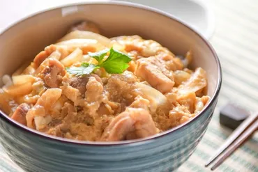 親子丼ダイエット？カロリーを抑えて美味しく食べる方法とは？（ダイエット、カロリー、レシピ）親子丼のカロリーと栄養価、ダイエット中でも美味しく食べるための工夫