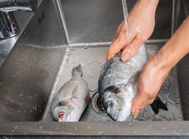 プロ解説】魚の臭みを取るつの方法!霜降り?レモン?どれが正解海鮮の教科書