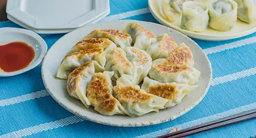 芯まで活用!キャベツの甘みがつまった「餃子」の作り方&おしゃれな包み方も