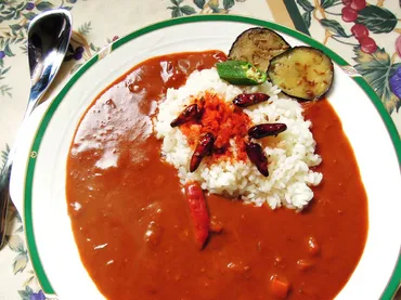 業務スーパーのカレーは美味しい？コスパ最強カレーを紹介！業務スーパーのカレー徹底解剖：コスパ、辛さ、アレンジ方法