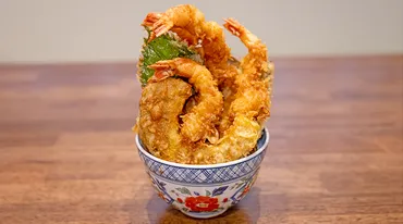 コスパ最高】で話題の゛映えるえび天丼゛は造形も衝撃!
