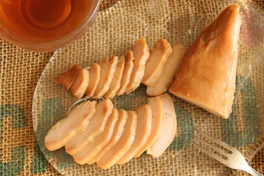 実食】ファミマ「グリルチキン炭火やきとり風味」糖質たんぱく質燻製鶏ハムみたいな味わい!えん食べ