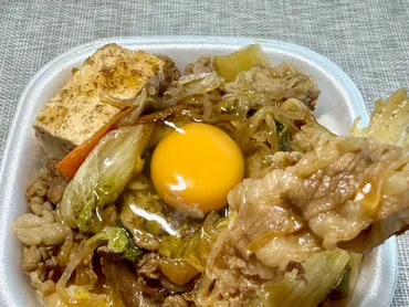 実食】すき家「月見すきやき牛丼」食べてみた! 贅沢すきやきとたまごの組み合わせはテッパン♪ 