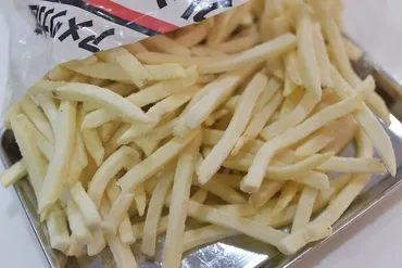 業務スーパーの「冷凍ポテト」種を料理のプロが食べ比べ!ハンバーガーショップのポテトに近いのはどれ?(サンキュ!)