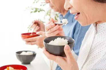 なぜ日本人は食器を持ち上げて食事するの?食器を持ち上げない外国人との差に驚き